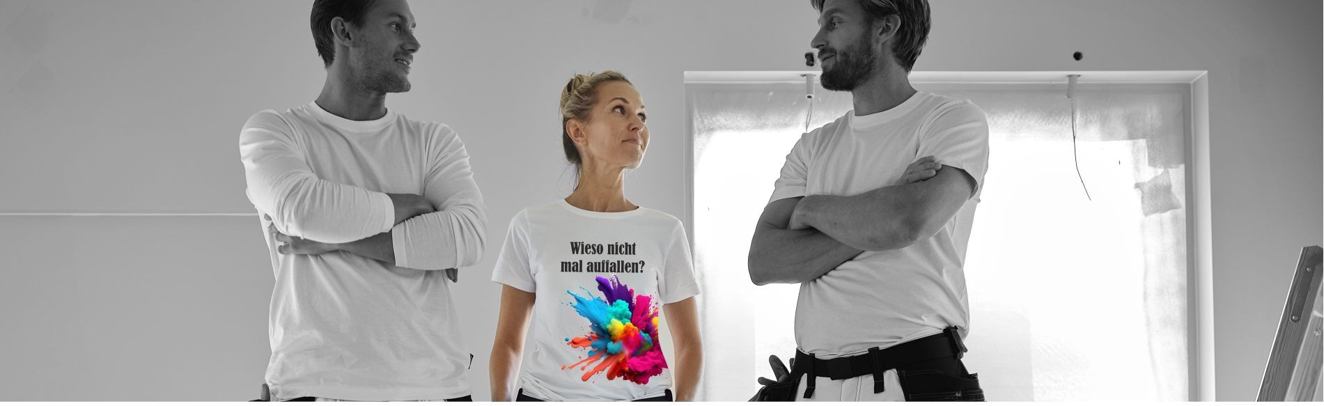 Textilveredelung bei GS Workfashion Arbeiter in Arbeitskleidung tragen T-shirts mit Firmenlogo