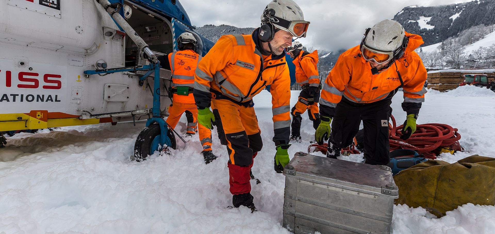 Arbeiter tragen Helly Hansen Winterjacken