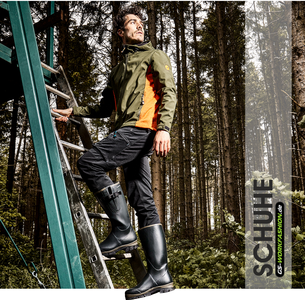 Landwirt in Gummistiefel im Wald