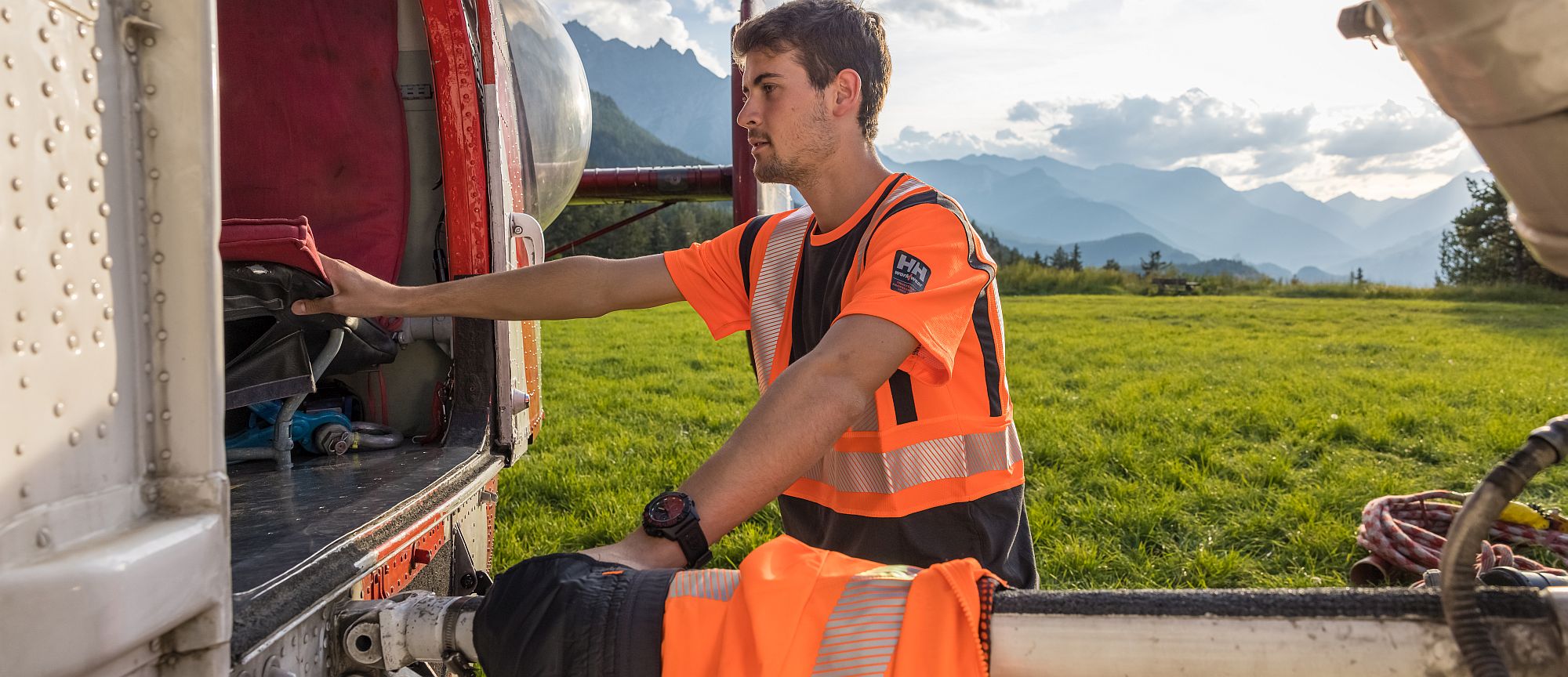 Arbeiter in Sommerkleidung in den Bergen