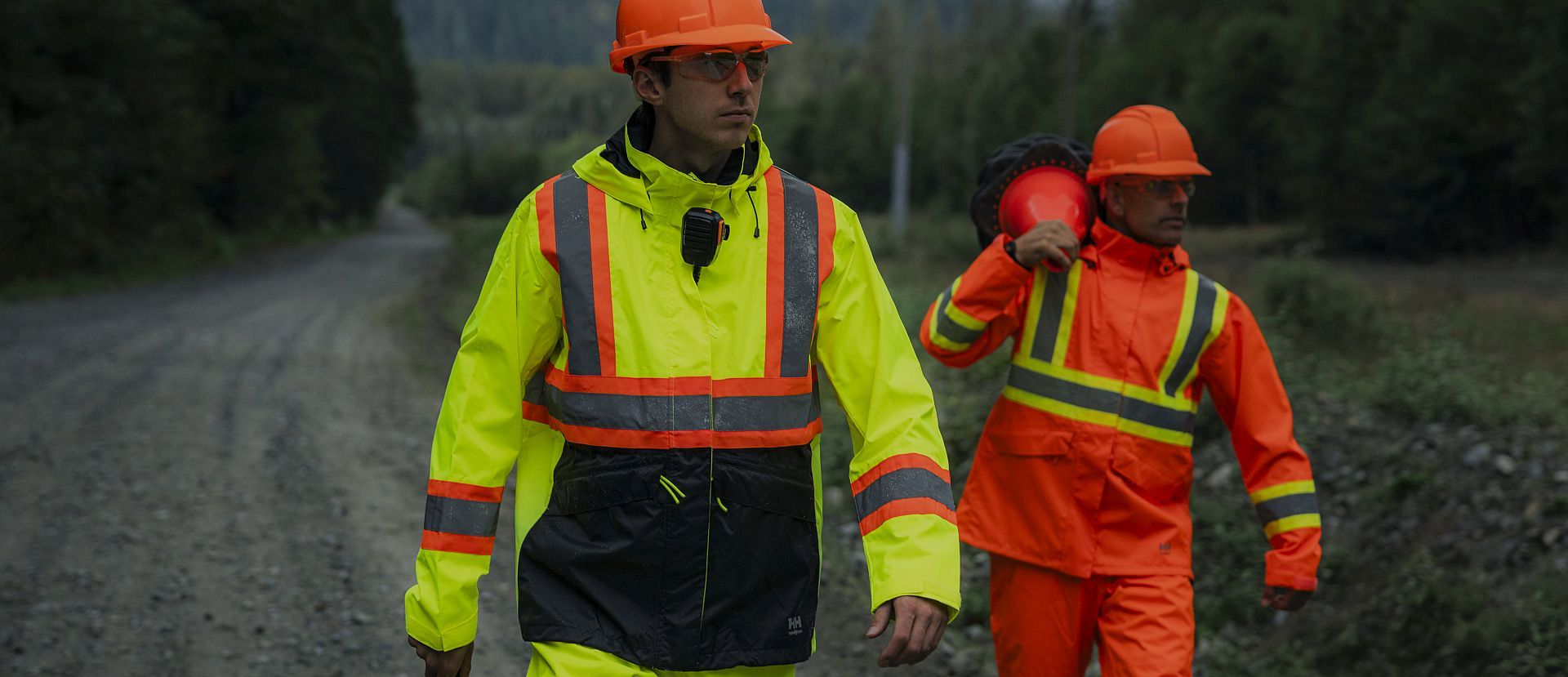 Arbeiter in Warnschutzregenkleidung bei Herbstwetter
